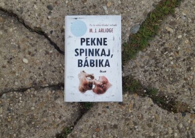 RECENZIA: M. J. Arlidge – Pekne spinkaj, bábika