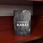 Román Cudzincov kabát od Brita Jonathana Grestyho o tom, akým výzvam čelia cudzinci na Slovensku