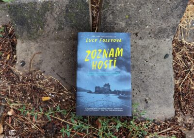 RECENZIA: Lucy Foley – Zoznam hostí