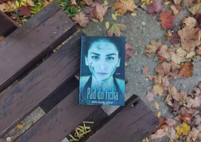 RECENZIA: Martina Jakubová – Pád do ticha