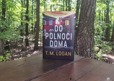 RECENZIA: T. M. Logan – Do polnoci doma