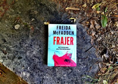 RECENZIA: Freida McFadden – Frajer