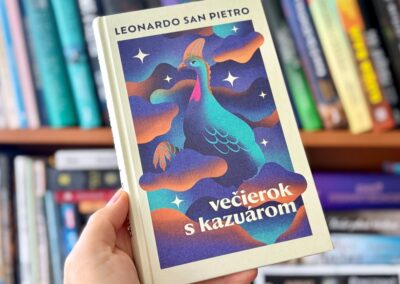 Večierok s kazuárom: Generačný román o tom, ako sa z párty môže stať skúška dospelosti